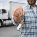 Llave en mano junto al camión.webp